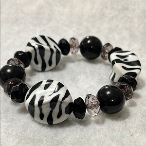 Striking Faceted & Round Black/White Zebra Print Acrylic Beads Stretch Bracelet